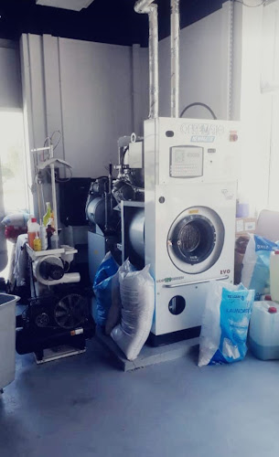 مغسلة المنارة Al Manara Laundry in Al Satwa
